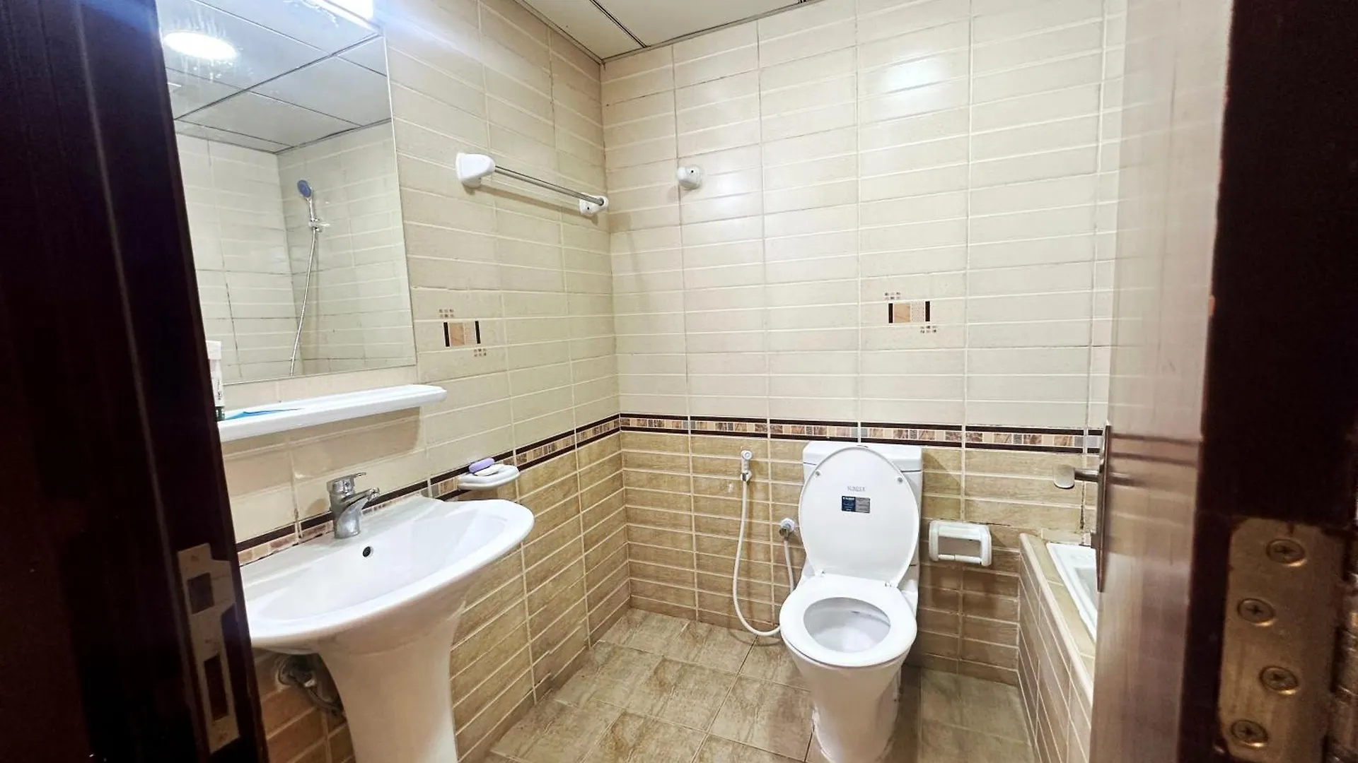 Homestay Explorer Partition Room With Window Near Internet City Dubai
